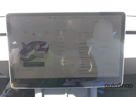 2024 Tesla Model Y Long Range Dual Motor All-Wheel Drive z USA, uszkodzony, nr VIN 7SAYGAEEXRF165581